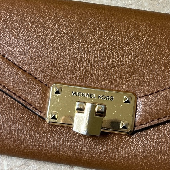 MICHAEL KORS KINSLEY Brown Leather Carryall Gold-Tone Hardware Wallet - Picture 3 of 16